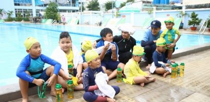 Chí Thiện – Ngọc Phước hồi hộp ‘nghẹt thở’ khi ‘bé bự’ thi bơi vượt chướng ngại vật