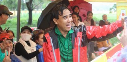 MC Quyền Linh ‘nổi quạu’ khi ekip khuyên dừng quay vì mưa lớn