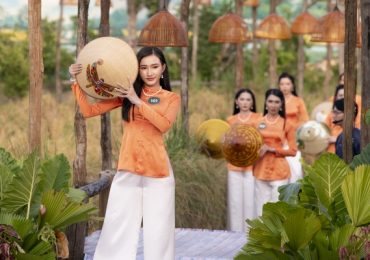 Thí sinh Người đẹp Tây Đô diện áo bà ba catwalk giữa đồng lúa