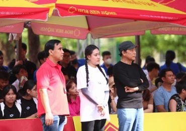NSND Tạ Minh Tâm và Hồ Bích Trâm xúc động khi chứng kiến hoàn cảnh của em nhỏ mồ côi