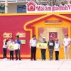 NSND Phượng Loan và MC Nguyên Khang bỏ tiền túi tặng trẻ em mồ côi