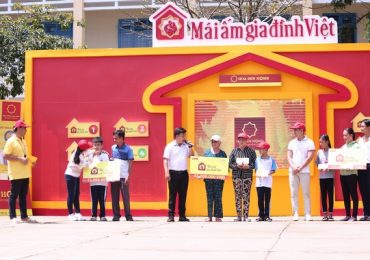 NSND Phượng Loan và MC Nguyên Khang bỏ tiền túi tặng trẻ em mồ côi
