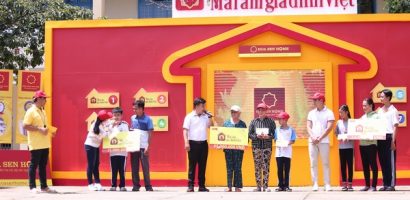 NSND Phượng Loan và MC Nguyên Khang bỏ tiền túi tặng trẻ em mồ côi