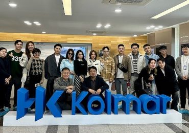 Loạt sao Việt đình đám được chào đón nồng nhiệt khi đến nhà máy sản xuất mỹ phẩm lớn nhất Hàn Quốc