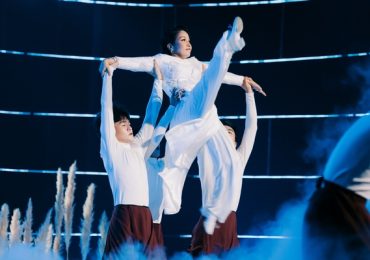 Mỹ Linh gặp căng thẳng, bật khóc trên sân khấu