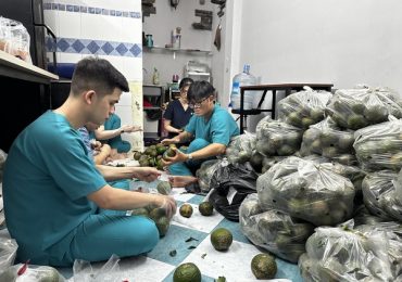 Doanh nghiệp ‘giải cứu’ nửa tấn cam miền Tây tặng khách hàng