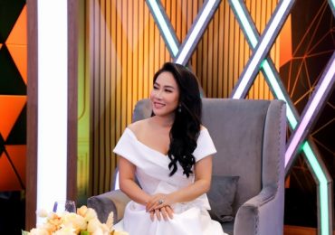 NSƯT Vân Khánh lý giải tà áo dài gắn liền với tên tuổi của mình