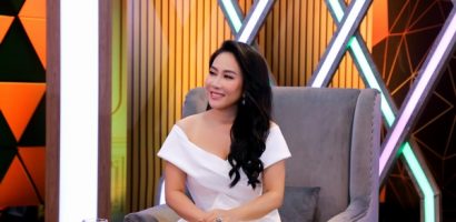 NSƯT Vân Khánh lý giải tà áo dài gắn liền với tên tuổi của mình