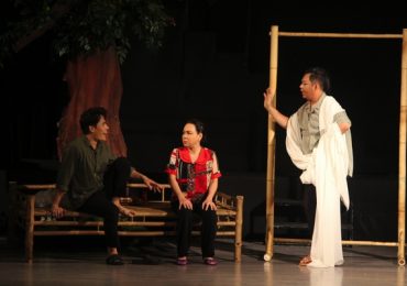 Vở kịch ‘Lụa máu’: kinh dị, hài hước và ‘bắt trend’