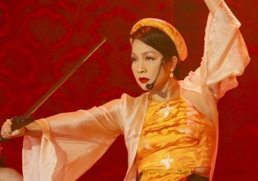 Mỹ Linh xoạc chân trên không, múa kiếm trong tiết mục ‘Hai đứa trẻ’