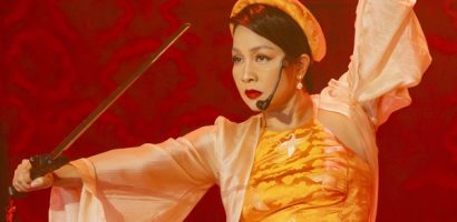 Mỹ Linh xoạc chân trên không, múa kiếm trong tiết mục ‘Hai đứa trẻ’
