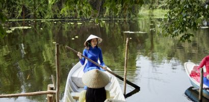 Thí sinh Miss Cosmo Vietnam 2023 mặc áo dài chèo xuồng trên sông