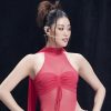 Hoa hậu Khánh Vân thị phạm catwalk xuống bậc thang cho thí sinh