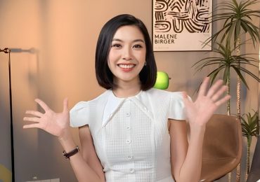 Á hậu Thúy Vân lần đầu livestream bán sách