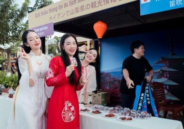 Vợ chồng CEO Phạm Kim Dung ‘đổi nghề’ bán hàng trong hoạt động kích cầu du lịch Hội An