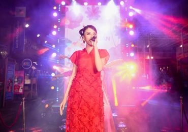 Á hậu Ngọc Hằng khoe giọng hát khi trình diễn trong đêm giao thừa