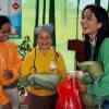 Hoa hậu H’Hen Niê dùng gạo nhà trồng tặng bà con vùng biên giới