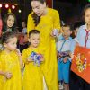 Hồ Ngọc Hà cùng bố mẹ ruột, bố mẹ chồng và hai con trao quà Tết