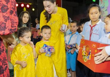 Hồ Ngọc Hà cùng bố mẹ ruột, bố mẹ chồng và hai con trao quà Tết