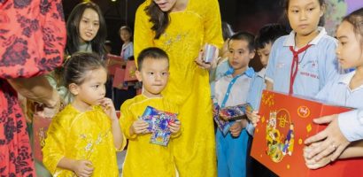 Hồ Ngọc Hà cùng bố mẹ ruột, bố mẹ chồng và hai con trao quà Tết