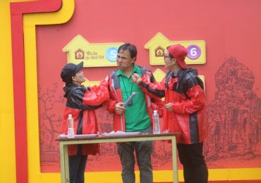 Trinh Trinh, Hòa Hiệp bắt MC Quyền Linh thực hiện thử thách trong chương trình do mình dẫn dắt
