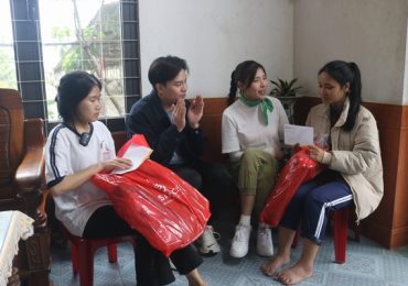  Thuý Diễm, Hứa Kim Tuyền san sẻ yêu thương với trẻ em mồ côi nhân dịp Tết cận kề