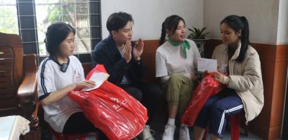  Thuý Diễm, Hứa Kim Tuyền san sẻ yêu thương với trẻ em mồ côi nhân dịp Tết cận kề