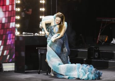 Thu Phương hóa ‘Đại minh tinh’ cắt váy trên sân khấu