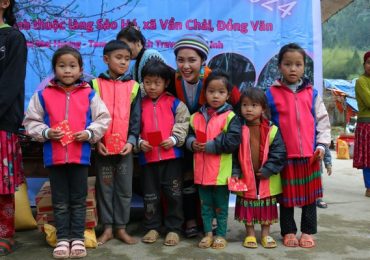 Nông Thúy Hằng mang Tết sớm đến với người dân ‘làng Địa Ngục’