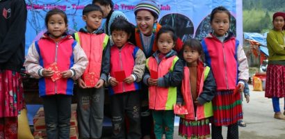 Nông Thúy Hằng mang Tết sớm đến với người dân ‘làng Địa Ngục’