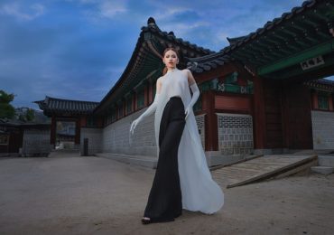 Mẫu nhí Bảo Hà diện thiết kế khoe vai trần gợi cảm giữa thời tiết 2 độ tại Hàn Quốc