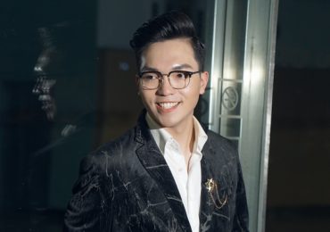MC Nguyễn Xuân Hiếu diện cây vest đen điển trai, cuốn hút