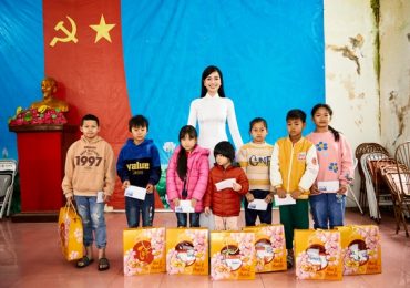 Á hậu Hoàng Nhung rạng rỡ trong tà áo dài truyền thống ngày trở về Hà Nội
