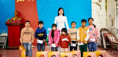 Á hậu Hoàng Nhung rạng rỡ trong tà áo dài truyền thống ngày trở về Hà Nội