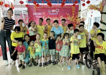 Hoa Hậu Lê Nguyễn Bảo Ngọc trao quà cho trẻ em khuyết tật