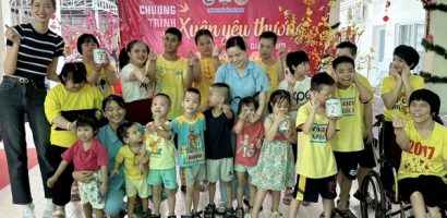 Hoa Hậu Lê Nguyễn Bảo Ngọc trao quà cho trẻ em khuyết tật