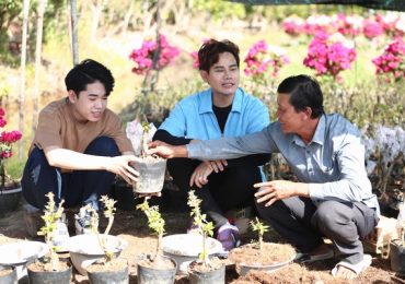MC Hồng Phúc đưa Trung Hiếu khám phá nghề trồng hoa giấy ở Bến Tre