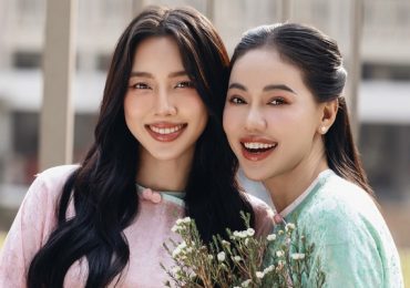 Nhan sắc không tuổi của bà Phạm Kim Dung khi đứng cùng Hoa hậu Thuỳ Tiên