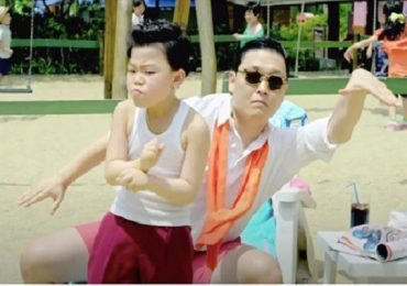 ‘Psy nhí’ Hwang Min Woo phát 500 phần quà, vui vẻ chúc Tết bà con