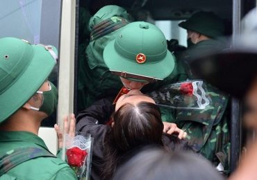 Tân binh bịn rịn ôm người thân, hôn bạn gái trong ngày nhập ngũ
