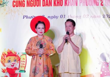 Việt Hương tặng quà Tết cho gia đình có hoàn cảnh khó khăn