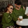 Trà Ngọc Hằng và nhà văn Tây khuấy đảo phố với phong cách street style