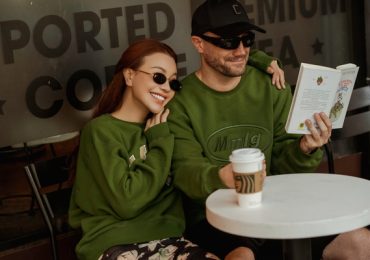 Trà Ngọc Hằng và nhà văn Tây khuấy đảo phố với phong cách street style