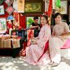 Minh Tú và mẹ diện áo dài truyền thống, xin chữ đầu năm cầu bình an