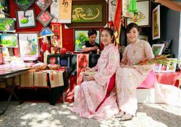 Minh Tú và mẹ diện áo dài truyền thống, xin chữ đầu năm cầu bình an