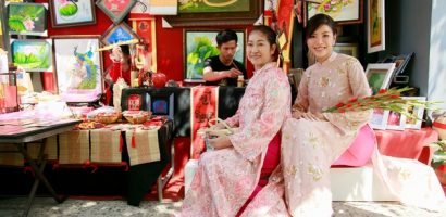 Minh Tú và mẹ diện áo dài truyền thống, xin chữ đầu năm cầu bình an