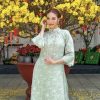 Sao Việt nô nức chọn áo dài Hà Thanh Huy du xuân