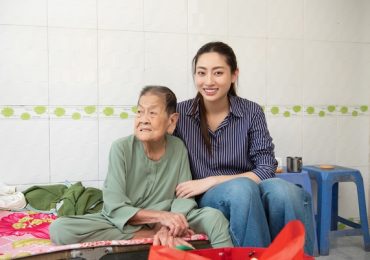 Lương Thùy Linh đi phà đến thăm bà mẹ Việt Nam anh hùng