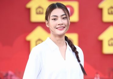Hoa hậu Bùi Xuân Hạnh tặng tiền, tặng xe đạp cho trẻ em mồ côi