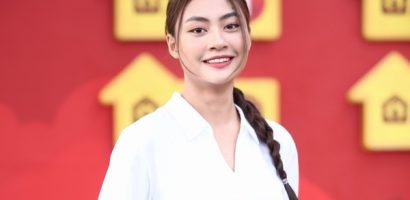 Hoa hậu Bùi Xuân Hạnh tặng tiền, tặng xe đạp cho trẻ em mồ côi